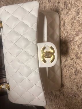 Quilted White Shoulder Bag with Gold Chain Strap 10x7x3.5 22/12 drop.